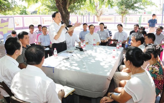 刘赐贵听取民声：把百姓的事当作自家事