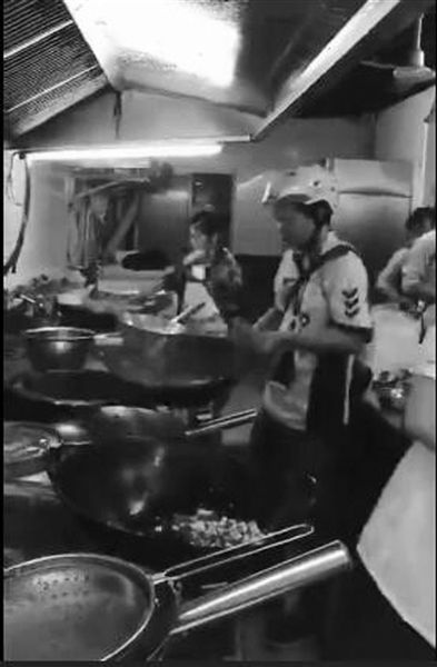 炒菜龙骑视频引发网友外卖视频热议小哥女厨房图片