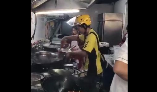 外卖小哥自己炒菜 网友:不会炒菜的快递员不是好司机-快递新闻网