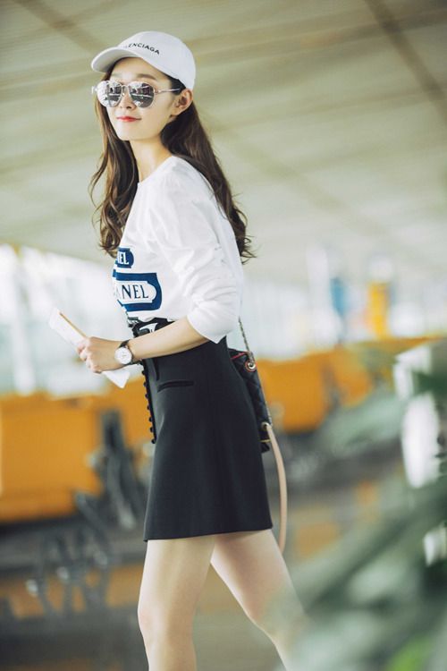 宋轶机场街拍少女感十足 卫衣配短裙尽显初秋chic