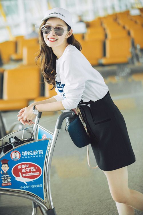 宋轶机场街拍少女感十足 卫衣配短裙尽显初秋chic