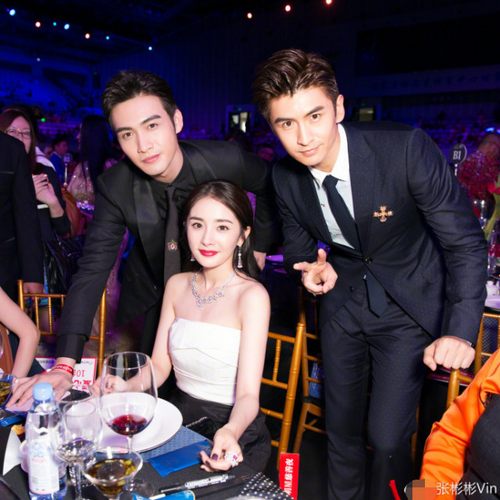 杨幂生日半个娱乐圈送祝福 迪丽热巴最诚恳感