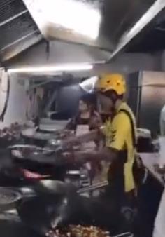 外卖小哥自己炒菜 网友:不会炒菜的快递员不是好司机-快递新闻网