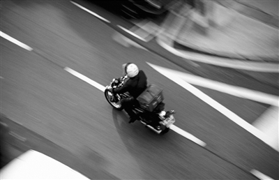 延误被罚200 外卖小哥就算肇事逃逸也要送餐