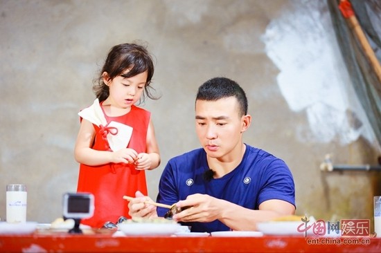 《爸爸去哪儿5》软萌小泡芙实力圈粉 骑士暖