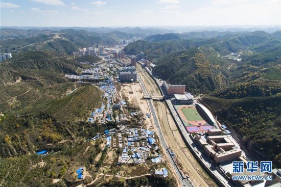吴起县城人口_吴起县城全景(2)
