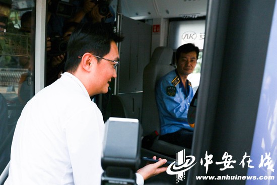 马化腾现身合肥扫码乘公交年底二维码乘车将覆盖所有线路