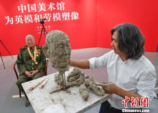中國美術館館長吳為山等為時代楷模塑像