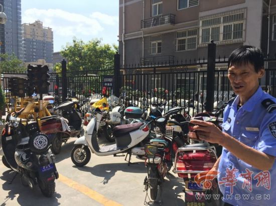 西安男子电动车被扣交警队 他翻隔离栏想骑走