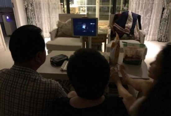 伊能静和公婆一起看电视,脚放的位置亮了