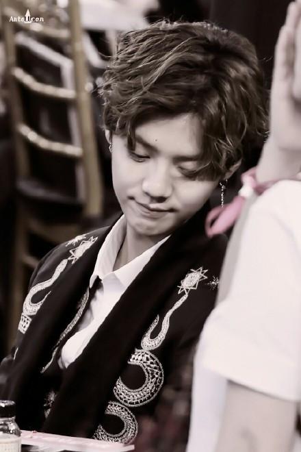 鹿晗陈赫直播打游戏 只因游戏角色名 瞬间被粉