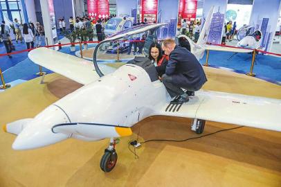 鲨鱼轻型运动飞机运用AR技术让参观者体验模