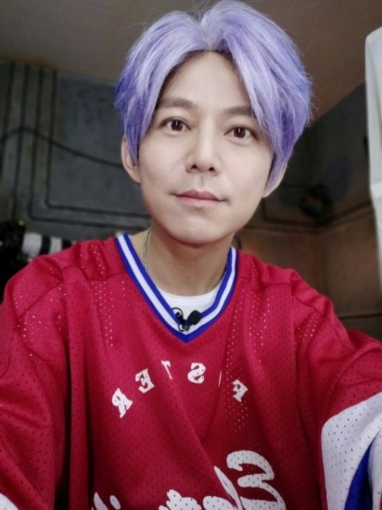 何炅搞事!染紫发辣眼睛 动漫感十足