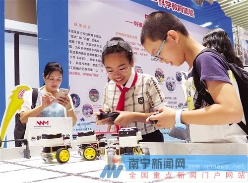 “意念”驅動機器人 第五屆廣西青少年科學節啟動