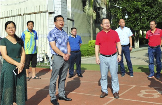 周飞到河池学院和宜州一中慰问教师