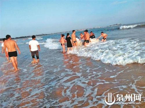 泉州三游客被海浪冲出2000多米 志愿者两度驾艇出海救回