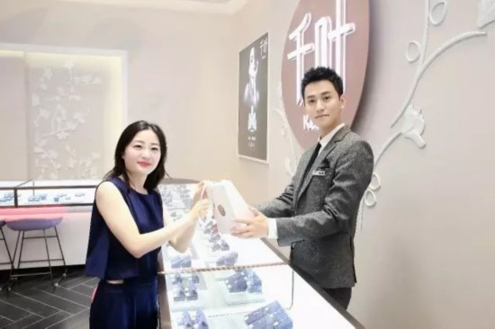 千叶珠宝明星店长秦俊杰 亲切亮相南京大洋百货