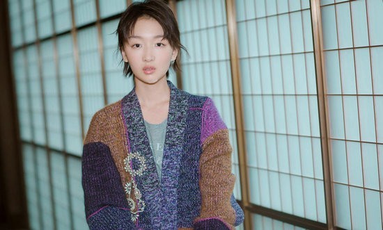 周冬雨看秀偷瞄吴亦凡 可爱合影身高差激萌