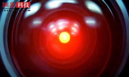《2001：太空漫游》(2001: A Space Odyssey)中的哈尔(Hal)许多阴谋论者认为，《2001：太空漫游》的超级电脑之所以被命名为HAL 9000，是因为听起来比IBM更好，但作家亚瑟·克拉克(Arthur C Clarke)和导演斯坦利·库布里克(Stanley Kubrick)都予以否认。在1968年改编的电影中，这个类似眼睛的巨大红色发光体突然从人类高效的机器人伙伴变成了吓死人的东西。此后，它更少像《星际迷航》中计算机，而更多像“崛起的机器”。　