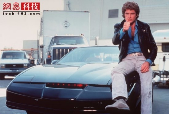《霹雳游侠》(Knight Rider)中的Kitt1982年，大卫·哈塞尔霍夫(David·Hasselhoff)饰演的迈克尔·奈特(Michael Knight)与其汽车骑士“霹雳游侠”——Knight Industries2000(也就是AKA Kitt)拥有令人匪夷所思的能力，他们共同打击坏人。Kitt由智能电脑和1982年版Pontiac Trans Am组成，可以说它比自己的人类指挥官更聪明。但它是忠实的，引导主人避免伤害，或者直接牺牲自己来保护他人。虽然现在被整合到“涡轮增压”的机器人汽车中有点儿牵强，但像Kitt这样的语音助理似乎越来越真实。　　