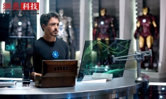 《钢铁侠》(Iron Man)的贾维斯(Jarvis)如果漫威的《钢铁侠》是可信的，我们的AI助手更有可能是有着严肃性格的伙伴，可能由保罗·贝坦尼(Paul Bettany)为其配音，而不是约翰逊(Johansson)的沉闷腔调。贾维斯接入互联网，可以控制托尼·斯塔克(Tony Stark)的全部生活，包括他的钢铁侠套装，并且有着真人助理的智慧，否则他如何能与自称“天才、亿万富翁、花花公子、慈善家”的人相匹配。　　