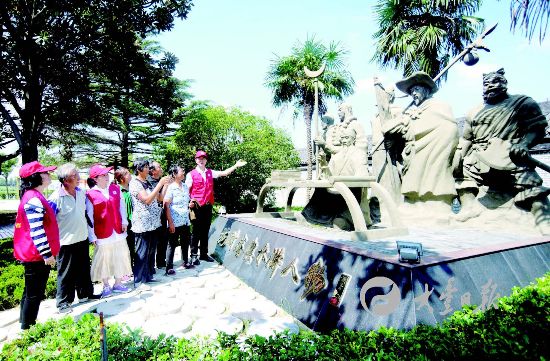 大丰白驹镇中华水浒园邀志愿者为游客义务讲解