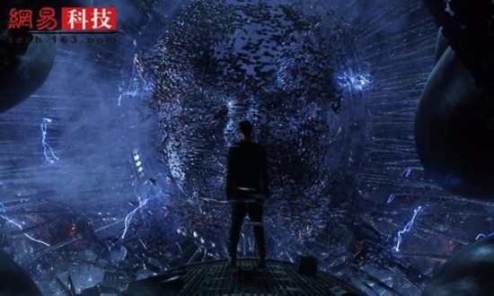 《黑客帝国》(The Matrix)中的Deus Ex Machina科幻计算机都有这样的习惯，即将它们的人类创造者撇开，而天网可能是最具标志性的奇点愿景，但《黑客帝国》及其Deus Ex Machina则代表着未来的另一个可怕景象。这里的机器城市中央界面是整个机器世界的主人，机器城市由类似昆虫的机器人和代表杀手婴儿的脸孔组成，主要任务是将人类关在舱内作为机器运行的电池。谁会说我们还没有生活在“黑客帝国”中，你已经生活在这个机器世界的发电厂里了!　　