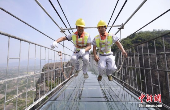 湖南平江工人高空换玻璃备战十一黄金周