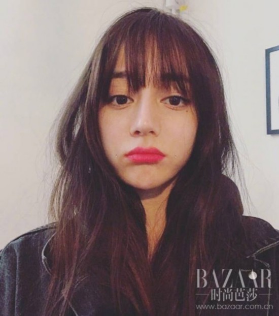 这个小动作堪比整容术,吴昕迪丽热巴用刘海杀填补你的秋季发型荒!--时尚--人民网