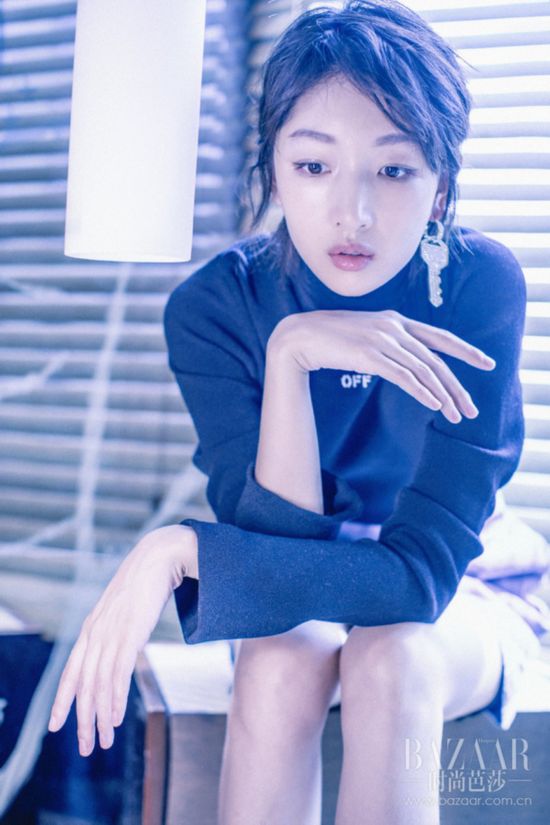 周冬雨什么都往耳朵上挂,原来有想法的美人才能成为潮流!