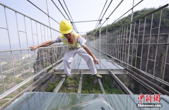 湖南平江工人高空换玻璃备战十一黄金周