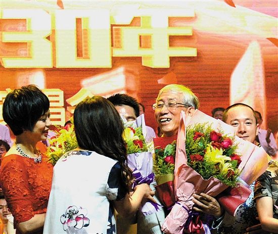 吴颂举行《岭南飞歌30年》群星演唱会 陈思思