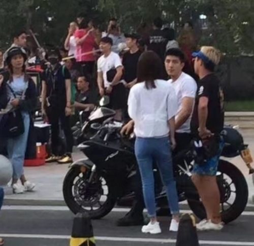 赵丽颖《你和我的倾城时光》路透 牛仔裤白衬