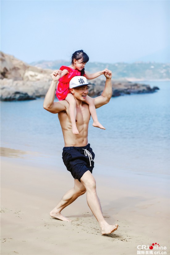 《爸爸5》刘畊宏健身拿女儿当哑铃 与吴尊PK肌肉