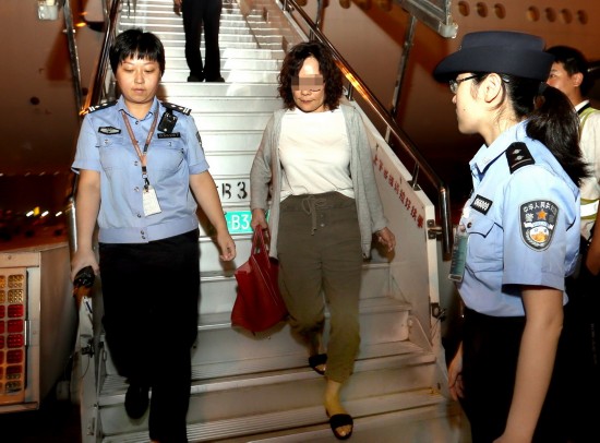 9月19日,警方人员在上海浦东国际机场将逃犯闵某押下飞机。 新华社记者凡军摄
