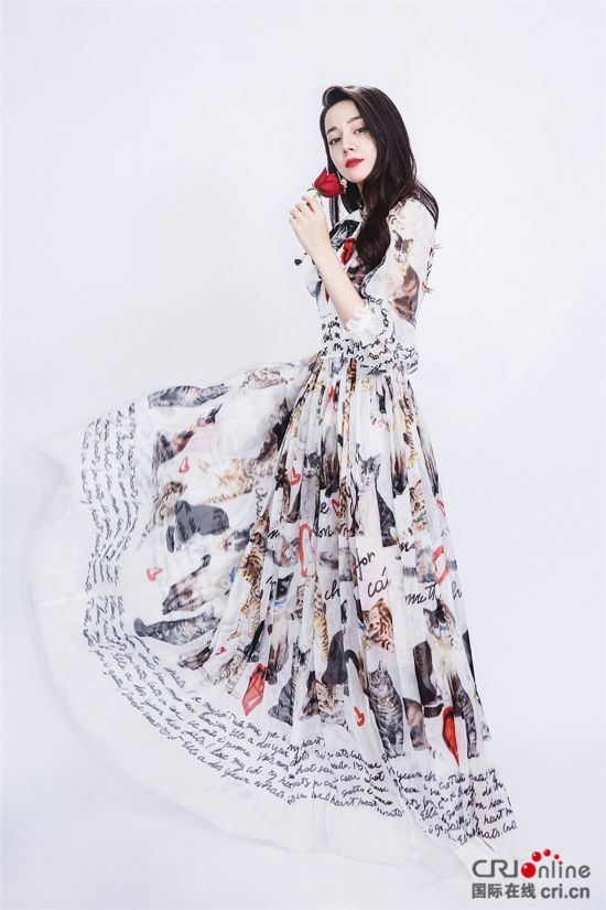 迪丽热巴印花长裙T台走秀 手拿小朵玫瑰灵动俏