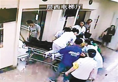 护士跪上担架抢救大吐血患者 视频记录惊心动