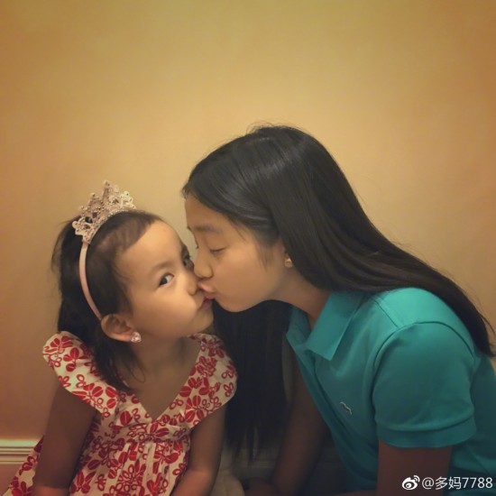 孙莉晒多多姐妹亲吻照 多多指甲油抢镜妹妹高