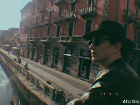 戚薇李承铉夕阳下亲密依偎 恩爱夫妻惹人羡(图