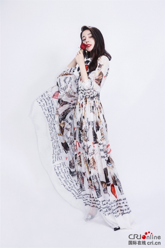 迪丽热巴印花长裙T台走秀 手拿小朵玫瑰灵动俏