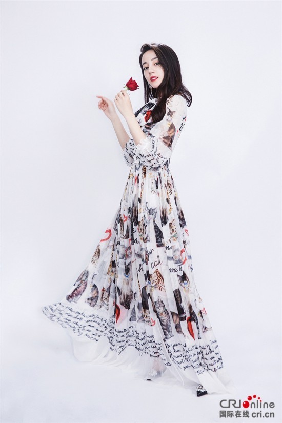 迪丽热巴印花长裙T台走秀 手拿小朵玫瑰灵动俏