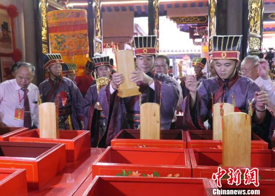 廣東汕頭千年趙祠重光子孫著漢服行古禮祭祀（圖）