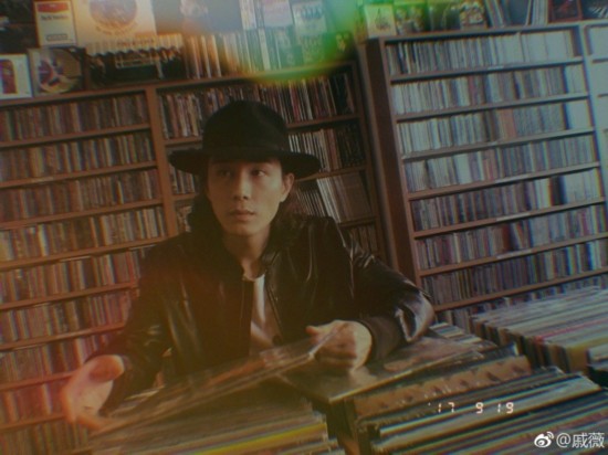 戚薇李承铉夕阳下亲密依偎 恩爱夫妻惹人羡(图