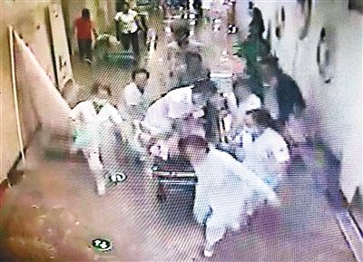 护士跪上担架抢救大吐血患者 视频记录惊心动