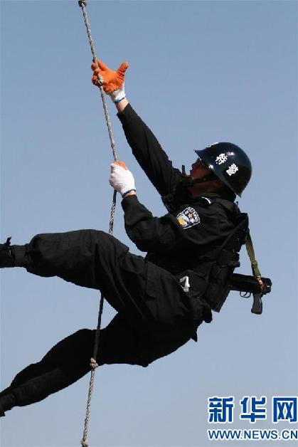 （圖文互動·時代先鋒）（1）“隻有我上”——安徽蚌埠特警張劼以血肉之軀制服暴徒