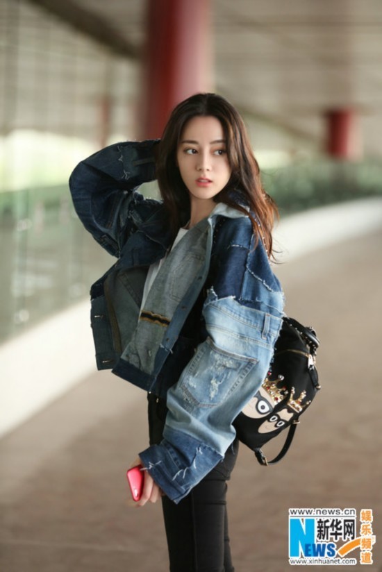 迪丽热巴启程米兰时装周 灵动俏皮潮范儿十足