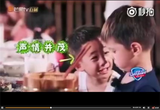 爸爸去哪儿第五季Jasper安慰哭泣的嗯哼 小山竹帮小泡芙剥螃蟹