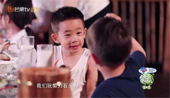 爸爸去哪儿第五季Jasper安慰哭泣的嗯哼 小山竹帮小泡芙剥螃蟹