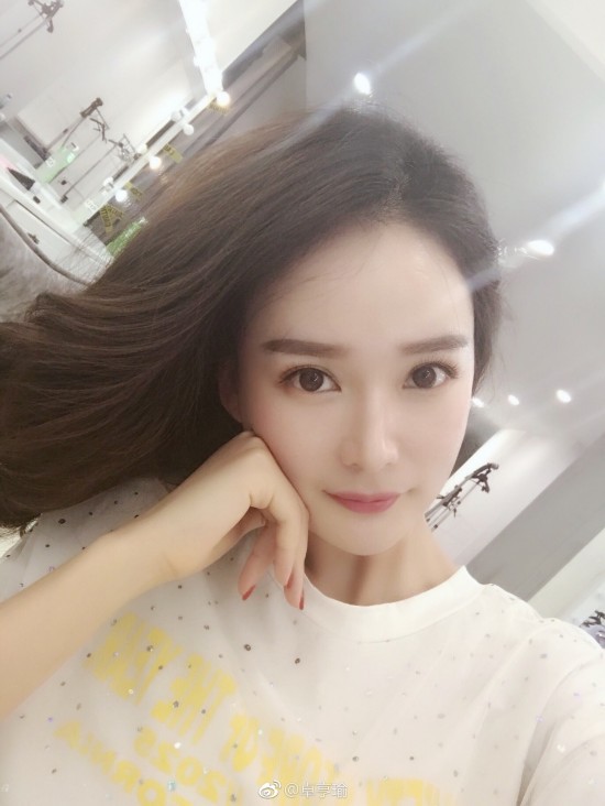 杨幂替身卓亨瑜又和本尊撞衫 连鞋子都一样!网