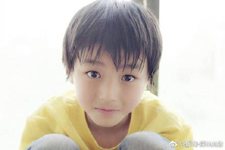 王俊凯18岁成人礼 杨幂称王俊凯大哥 景甜杨幂